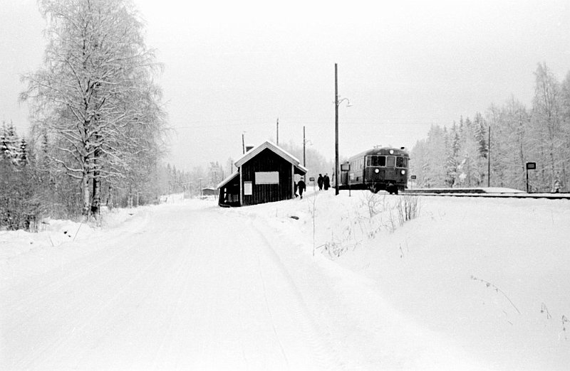 "Lättähattu" Tennilän pysäkillä talvella 1968-69. 
Kuva: Matti Jaakkolan kokoelmat
